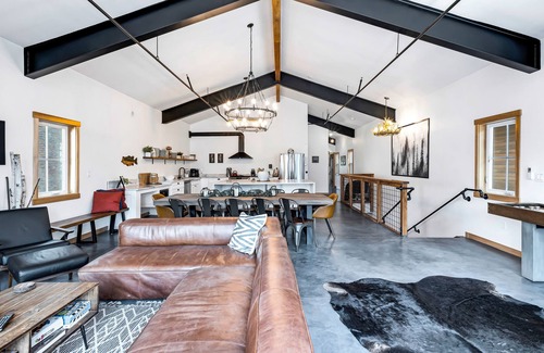 Leavenworth House | Franz Lodge: Ideal for Groups with Hot Tub & Pet Friendly