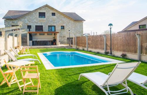 Portas Villa | Discover Villa Briallos: Family-Friendly Oasis with Pool