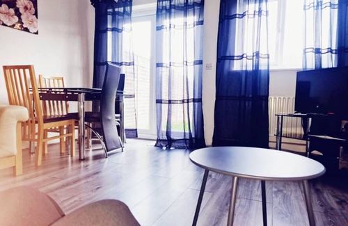 Laindon House | Inviting 2-Bedroom Retreat with Free Wi-Fi & Hot Tub