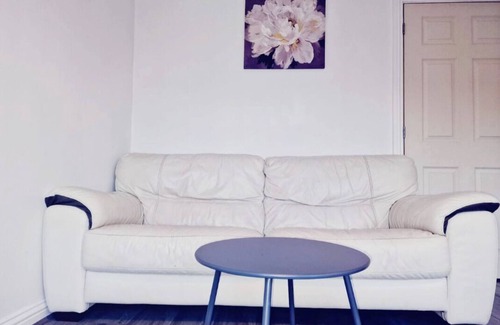 Laindon House | Inviting 2-Bedroom Retreat with Free Wi-Fi & Hot Tub