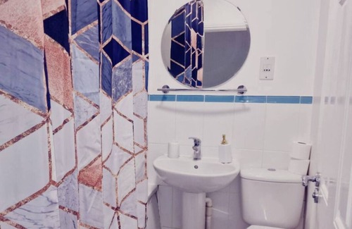 Laindon House | Inviting 2-Bedroom Retreat with Free Wi-Fi & Hot Tub