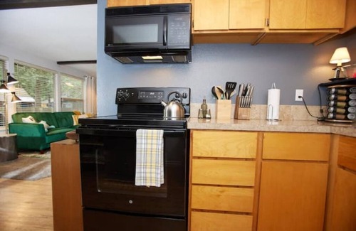 Mount Hood Village Cabin | Inviting Cabin with Pool and Spa in Mt. Hood Corridor