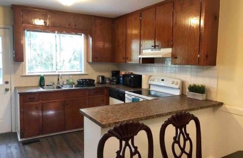 Cary House | Inviting Cary Townhome with King Bed for Long Stays