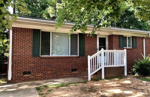 Cary House | Inviting Cary Townhome with King Bed for Long Stays