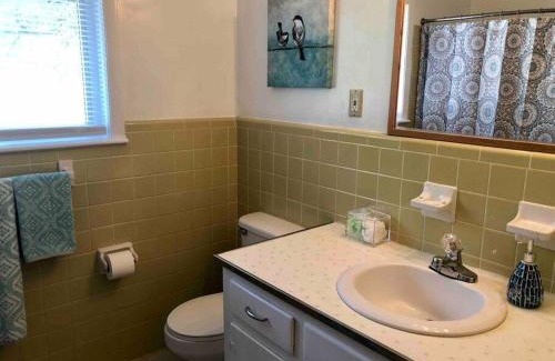 Cary House | Inviting Cary Townhome with King Bed for Long Stays