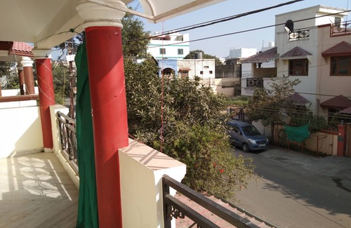 Kolar Road House | Welcoming First floor in a bungalow with AC in charming Bhopal