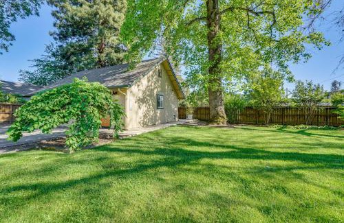 Grants Pass House | Inviting Grants Pass Retreat - Steps from the Park!