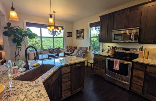 Leander House | Welcoming Retreat with Lake Views and Forest Hills