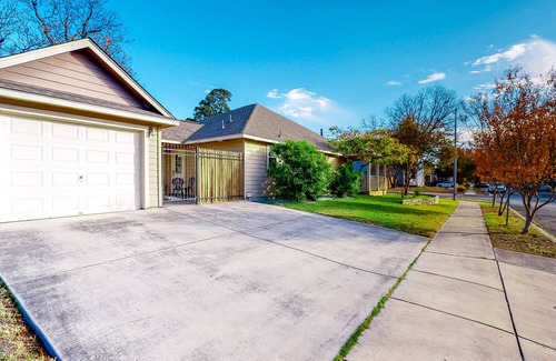 Historic Garderns House | Inviting Home Steps from Alamodome & River Walk with Pool