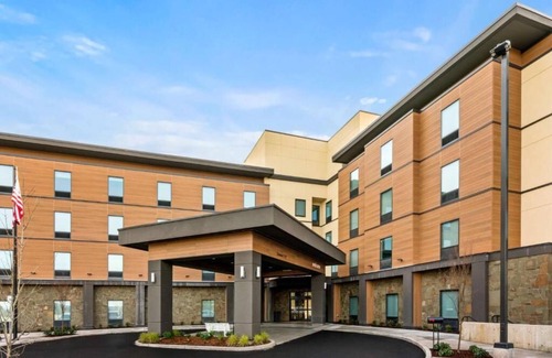 Tigard Hotel | Welcoming Hotel with Indoor Pool & Free Breakfast Included