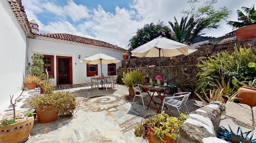 Valle de Guerra House | Family-Friendly 2-Bedroom House with Pool in La Laguna