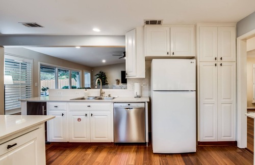 Lake Highlands House | Family-Friendly 4 Bed Retreat with Pool in Cozy Neighborhood
