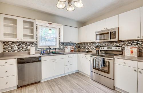 Smyrna House | Convenient Townhome Near Downtown Smyrna with Pool Access