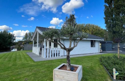 Puurs-Sint-Amands Ski Chalet | Relax at Mario: Cozy Chalet by a Tranquil Pond