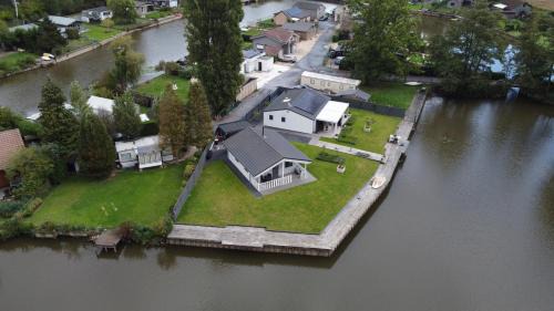 Puurs-Sint-Amands Ski Chalet | Relax at Mario: Cozy Chalet by a Tranquil Pond