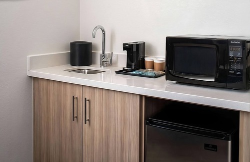 Donelson Hotel | Inviting Suites in Nashville: Pet Friendly with Pool & Breakfast