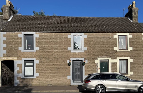 Crieff Cottage | Dog-Friendly Cottage with Scenic Lake Views for Outdoor Fun