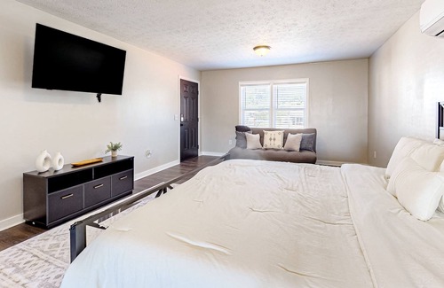 La Follette Apartment | Cozy Downtown Studio with Firepit, Fast WiFi & BBQ