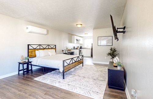 La Follette Apartment | Cozy Downtown Studio with Firepit, Fast WiFi & BBQ