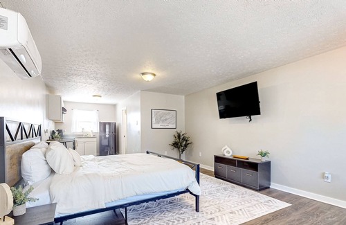 La Follette Apartment | Cozy Downtown Studio with Firepit, Fast WiFi & BBQ