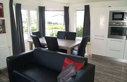 Dordtse Biesbosch Ski Chalet | Cozy Chalet with Kitchen & Pool Near Biesbosch National Park