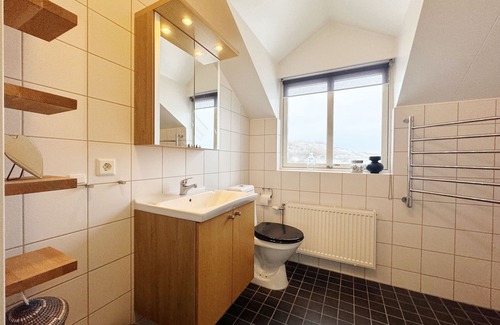 Skaerhamn House | Charming Villa with Ocean View in Central Skärhamn