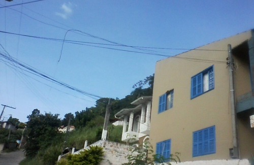 Costeira do Pirajubae House | Budget-Friendly Apartment Steps from Campeche Beach