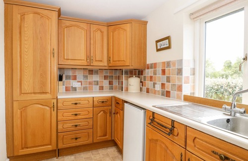 Highbridge Cottage | Wellfield Cottage: Family-Friendly Retreat with Garden
