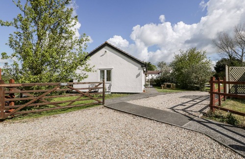 Highbridge Cottage | Wellfield Cottage: Family-Friendly Retreat with Garden