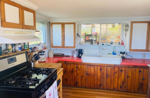 Wellfleet Cottage | Waterfront Duck Creek Cottage: Top-Rated Family Getaway