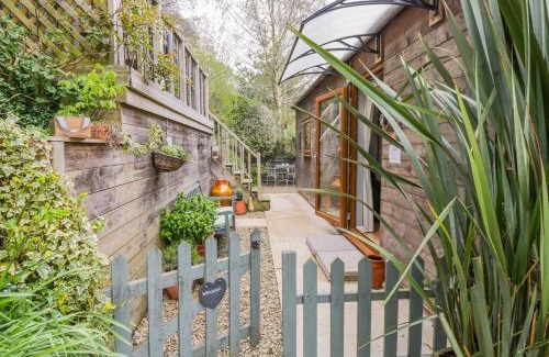 Charlton Kings House | Pet and Child Friendly Wellinghill Lodge, Rated 9.8/10