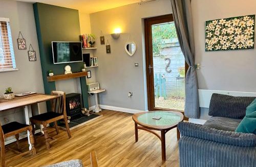 Charlton Kings House | Pet and Child Friendly Wellinghill Lodge, Rated 9.8/10