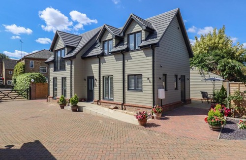 Littleport House | Family-Friendly Wellington Cottage - 4 Star Rated Retreat
