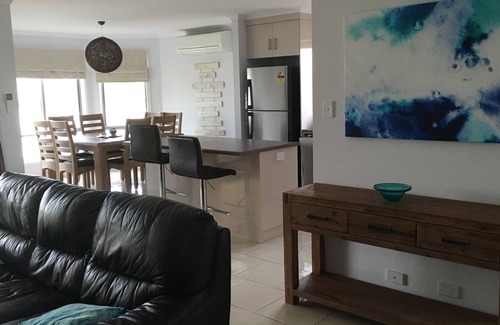 Seymour House | Exceptional Wellington Marina Holiday House with Pool & Breakfast