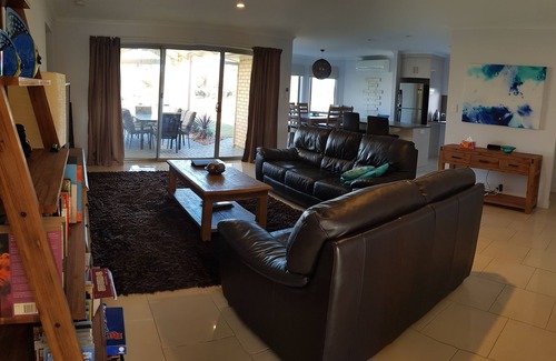 Seymour House | Exceptional Wellington Marina Holiday House with Pool & Breakfast