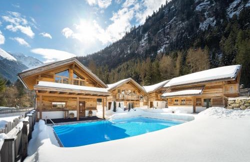 Sankt Leonhard im Pitztal Ski Chalet | Pet-Friendly Wellnesshüttendorf Wiese with Spa & Pool
