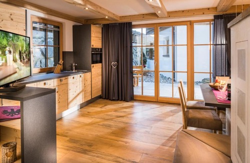 Sankt Leonhard im Pitztal Ski Chalet | Pet-Friendly Wellnesshüttendorf Wiese with Spa & Pool
