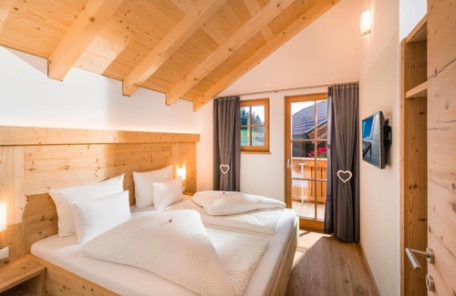 Sankt Leonhard im Pitztal Ski Chalet | Pet-Friendly Wellnesshüttendorf Wiese with Spa & Pool