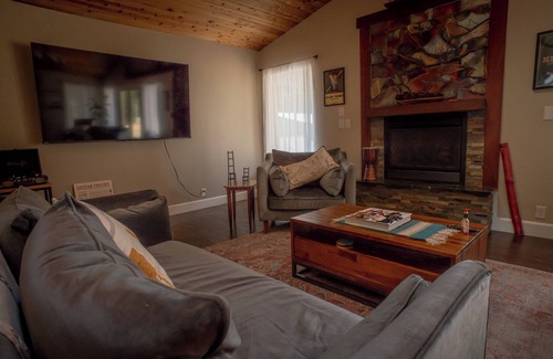 Eugene House | Wellness Sanctuary in Eugene with 5 acres of land and spacious Living Spaces.