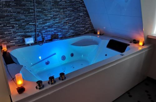 Utrecht Hotel | Relaxing Wellness Suite in Utrecht with Hot Tub & Kitchen
