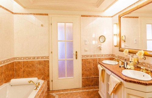 Maurach Resort | Relax in Wellnessresidenzsuite at Der Alpine Kraftplatz