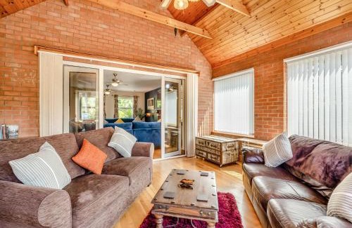 Spilsby House | Exceptional Welton House: Pet-Friendly Retreat with Hot Tub
