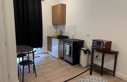 Wembley Park Apartment | Cozy Wembley Park Studio with Kitchen & Breakfast Options
