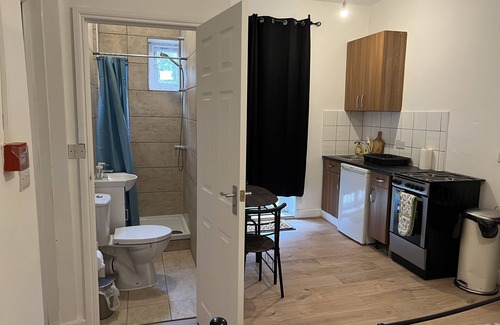 Wembley Park Apartment | Cozy Wembley Park Studio with Kitchen & Breakfast Options