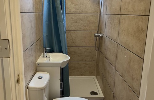 Wembley Park Apartment | Cozy Wembley Park Studio with Kitchen & Breakfast Options