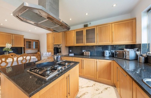 Barnhill House | Family-Friendly 5 Bed House Near Wembley Stadium