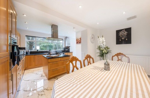 Barnhill House | Family-Friendly 5 Bed House Near Wembley Stadium