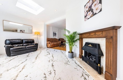 Barnhill House | Family-Friendly 5 Bed House Near Wembley Stadium