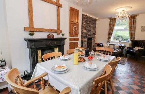 Caernarfon House | Wenallt: Highly Rated Pet-Friendly Retreat for Families