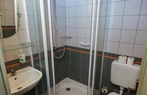 Nagyoroszi Bed & Breakfast | Wenckheim Vadászház: Pet-Friendly Retreat with Hot Tub